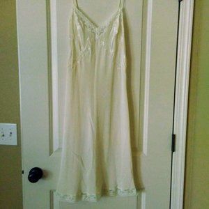 Victoria's Secret Ivory Slip ,100% Silk